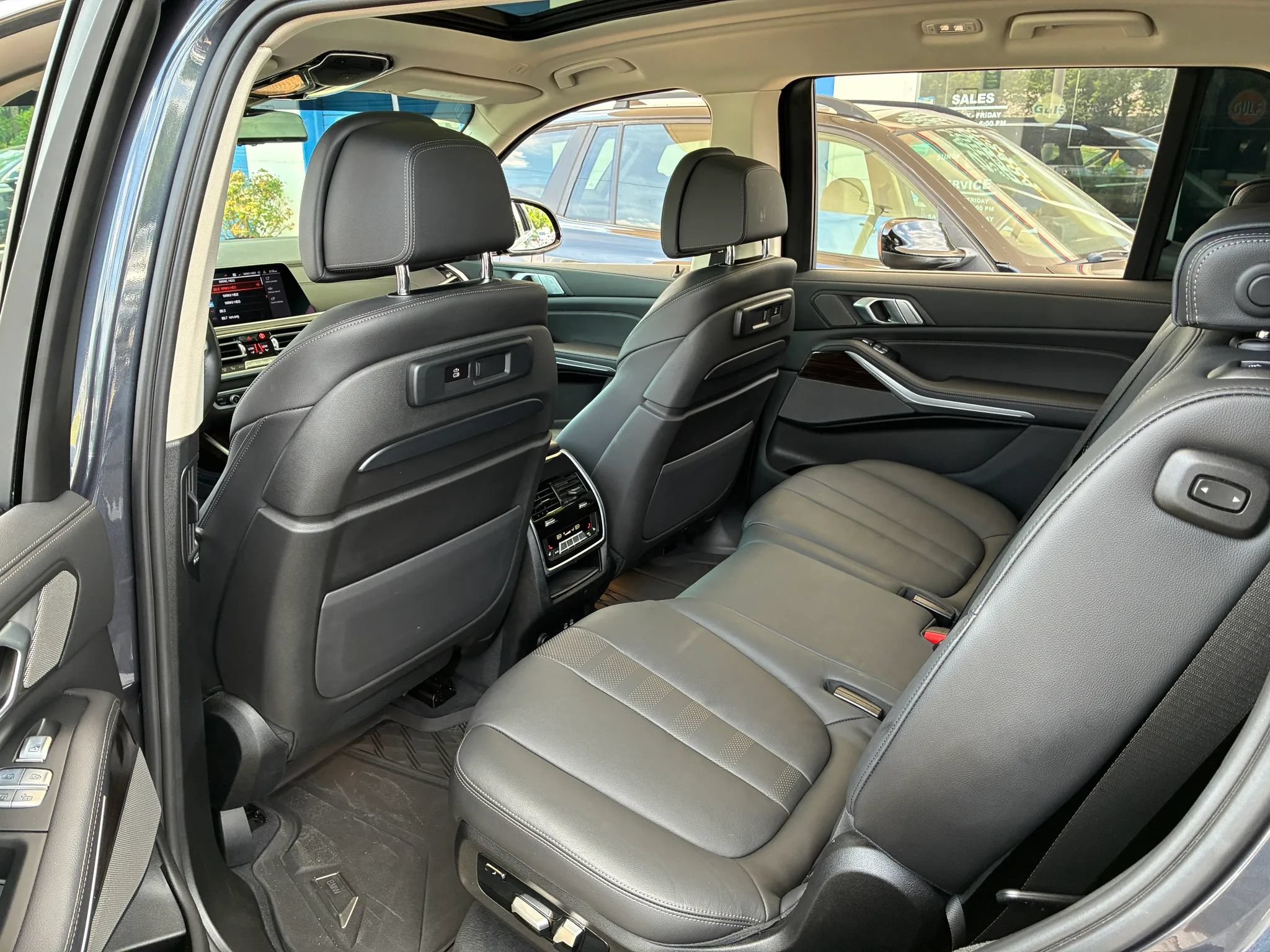 Used 2020 BMW X7 xDrive40i w/ Premium Package AWD/4WD image 17