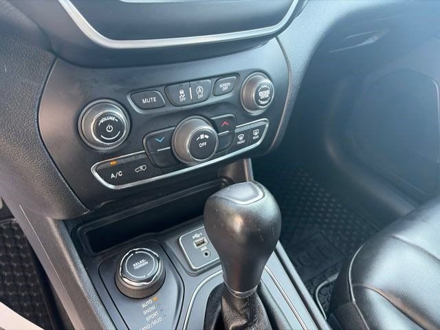 Used 2020 Jeep Cherokee Latitude Plus w/ Cold Weather Group AWD/4WD image 25