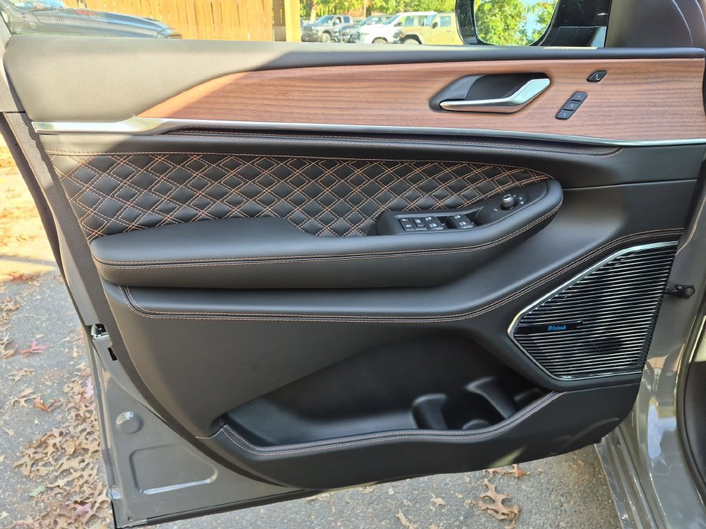 New 2027 Jeep Grand Cherokee Summit AWD/4WD image 11