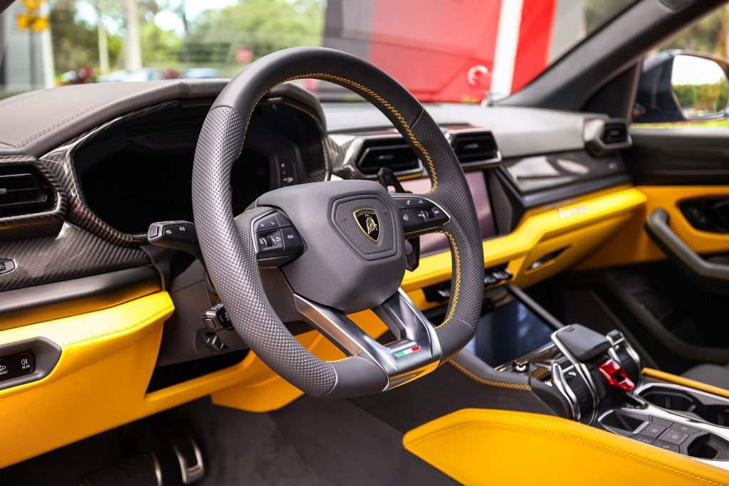 Used 2025 Lamborghini Urus SE AWD/4WD image 31