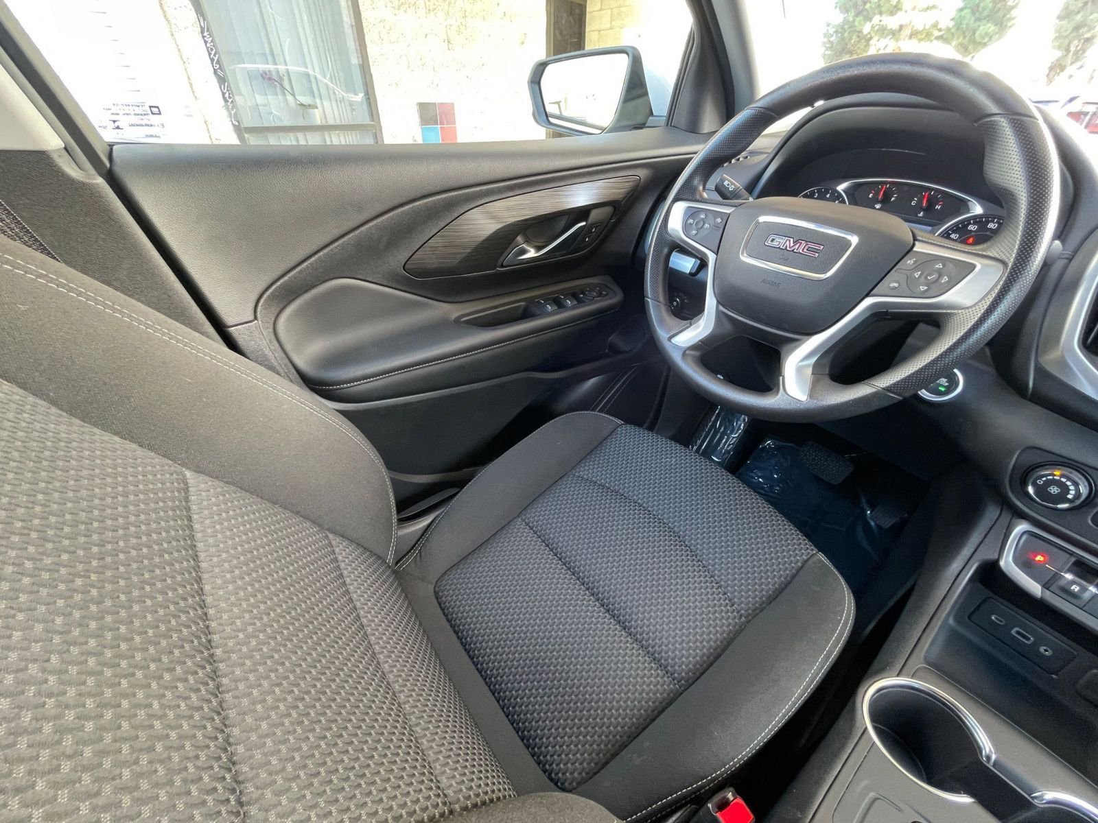 Used 2024 GMC Terrain SLE image 34