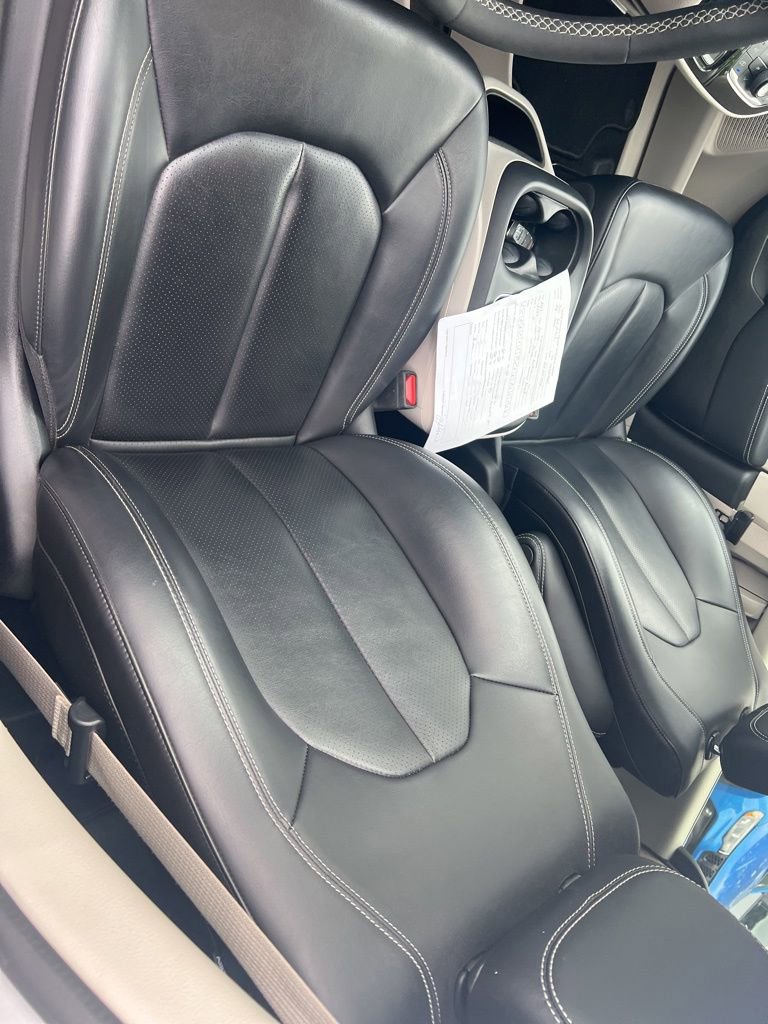 Used 2023 Chrysler Pacifica Touring-L FWD image 11