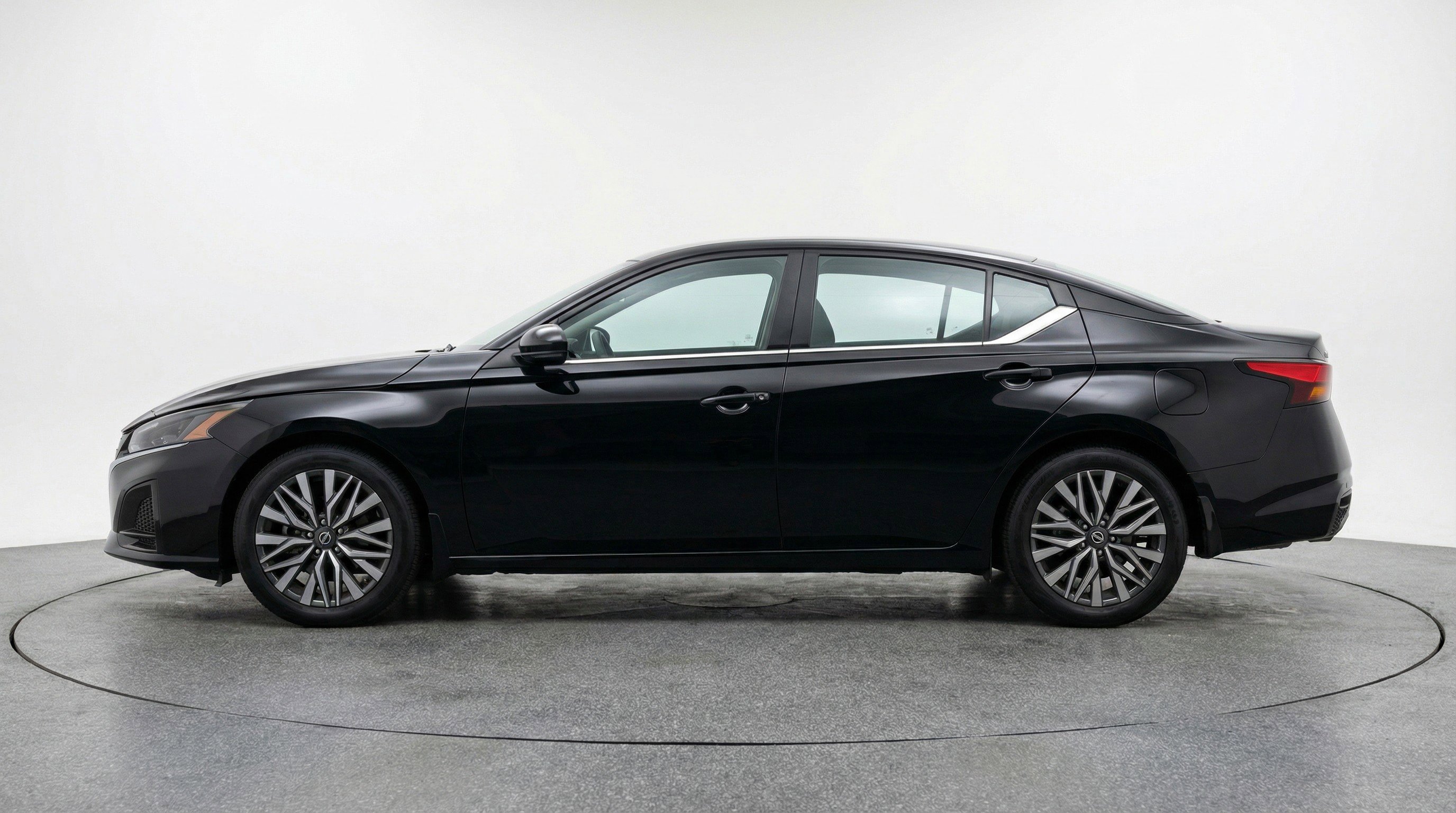 Used 2025 Nissan Altima 2.5 SV FWD image 5