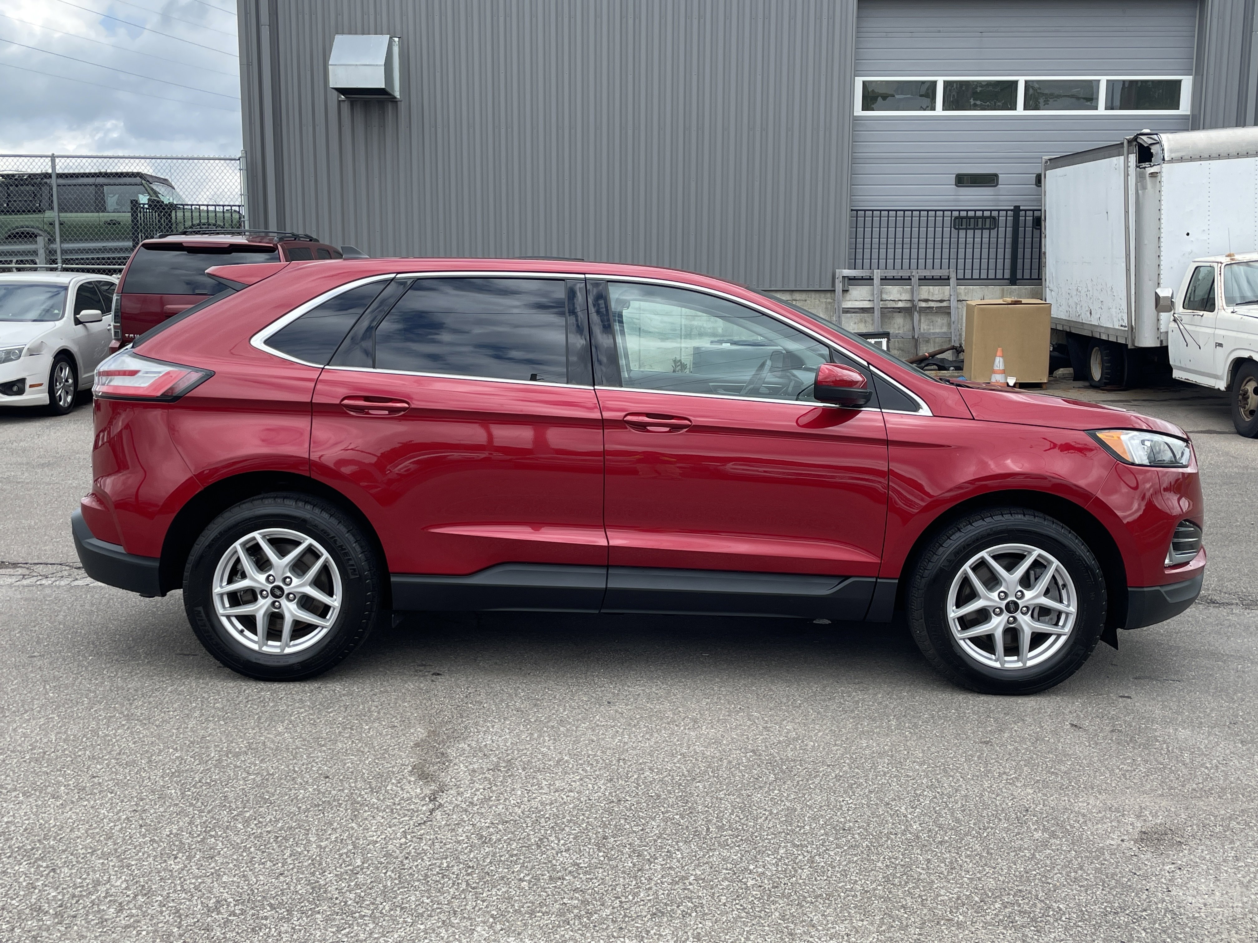 Used 2024 Ford Edge SEL w/ Convenience Package AWD/4WD image 3
