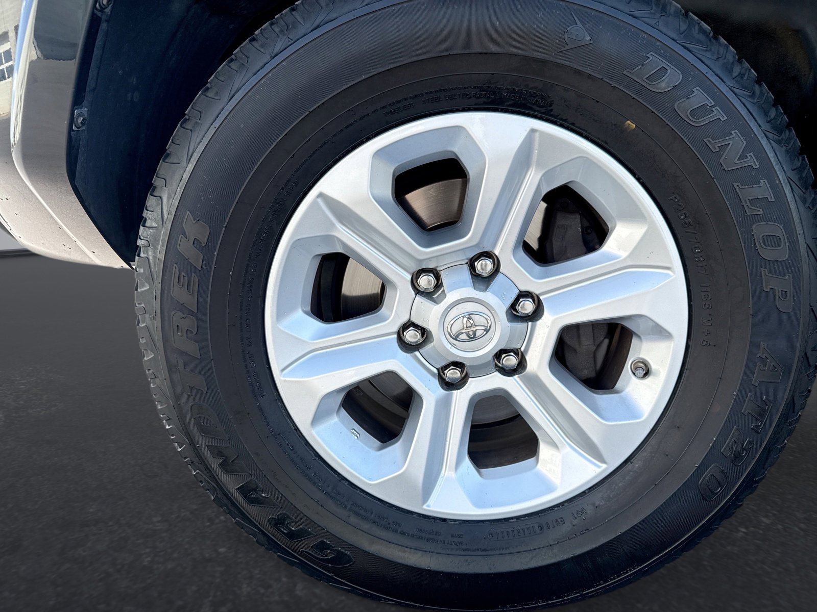 Used 2018 Toyota 4Runner SR5 AWD/4WD image 37