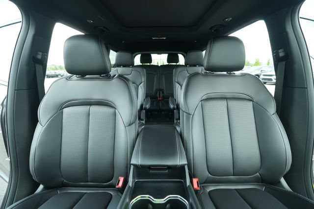 New 2026 Jeep Grand Cherokee L Limited w/ Luxury Tech Group II AWD/4WD image 40