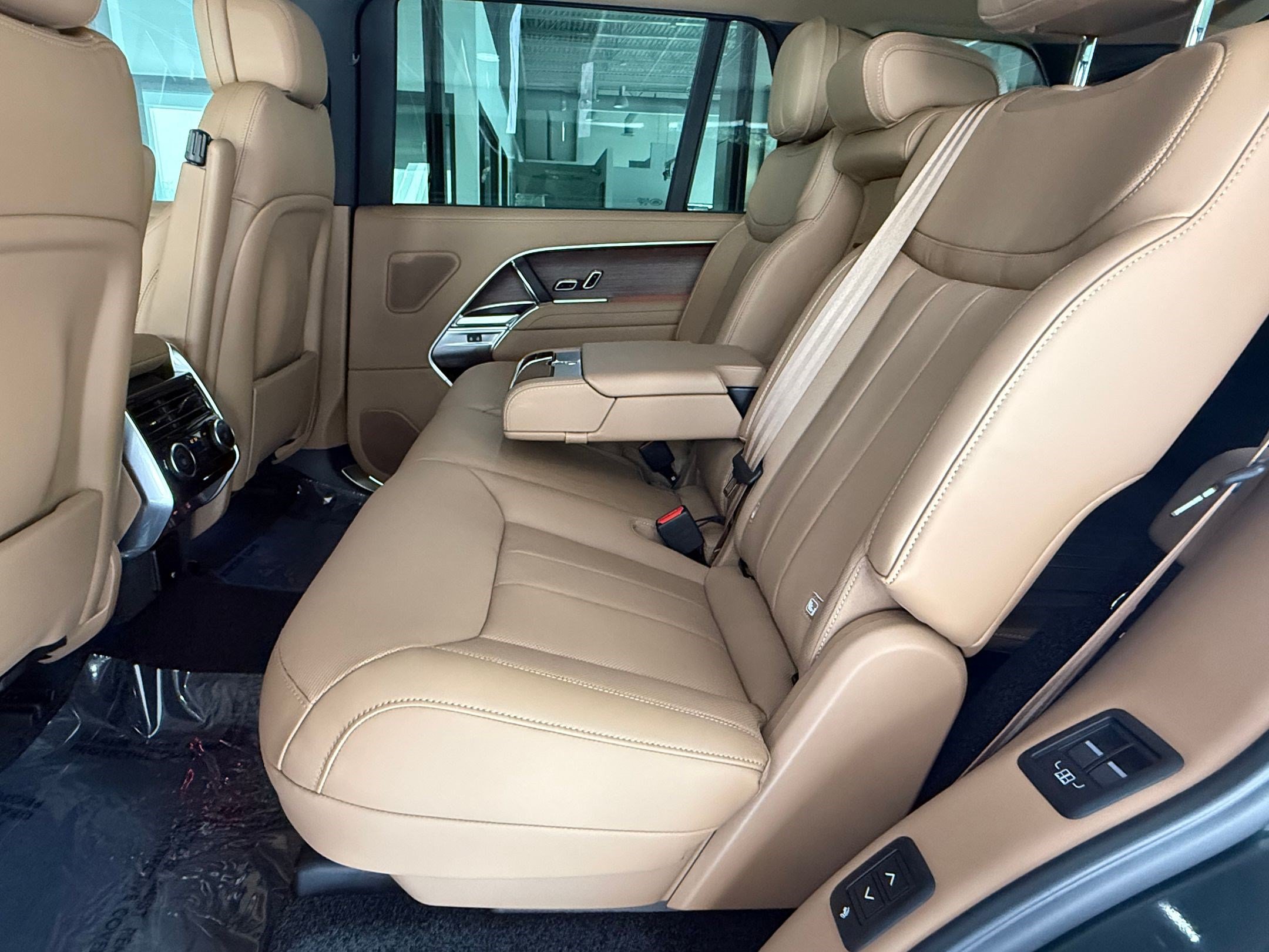 New 2026 Land Rover Range Rover Long Wheelbase SE AWD/4WD image 13