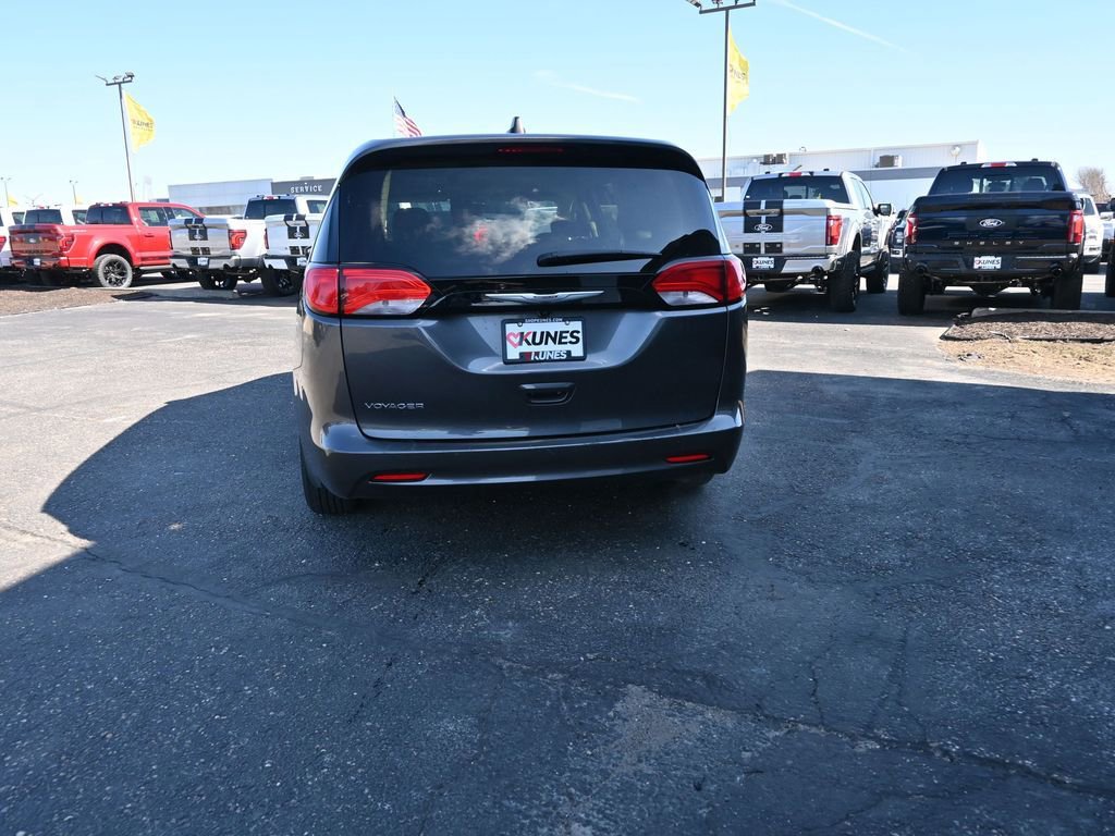 Used 2023 Chrysler Voyager LX image 8