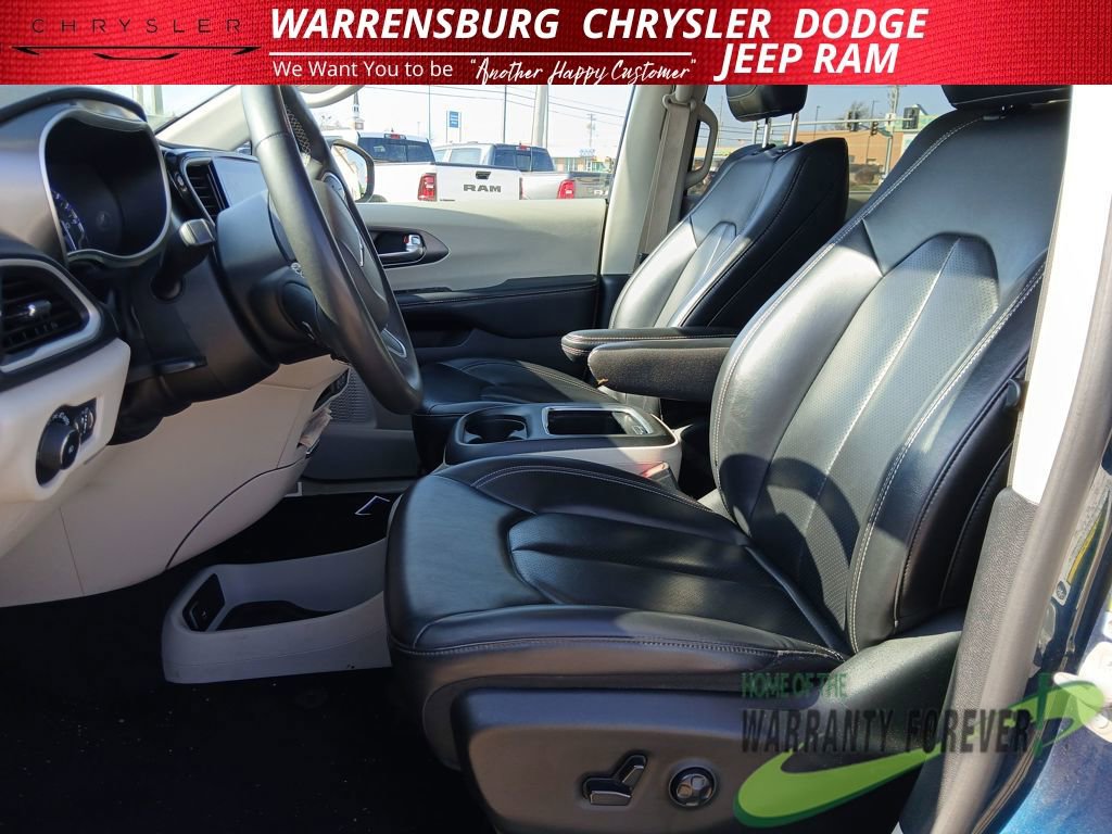 Used 2023 Chrysler Pacifica Touring-L image 14