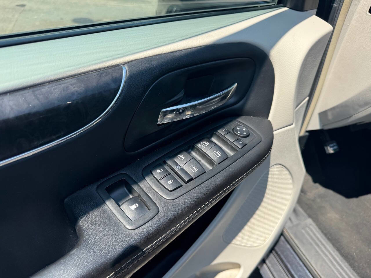 Used 2014 Chrysler Town & Country Touring image 13