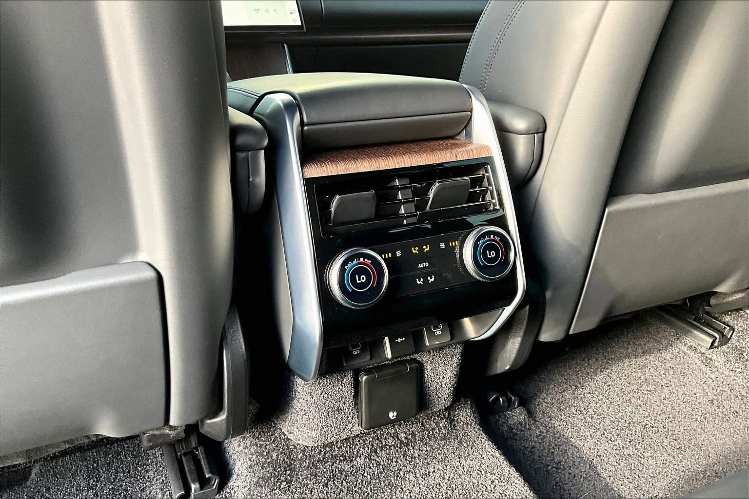 Certified 2025 Land Rover Range Rover Long Wheelbase SE image 34