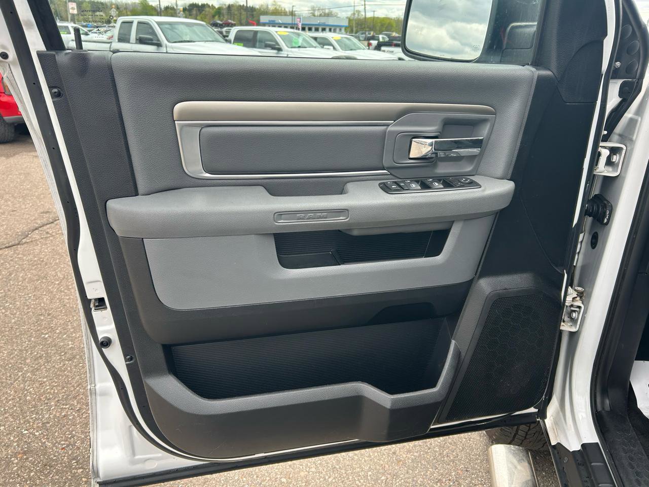 Used 2015 RAM 1500 Classic SLT AWD/4WD image 14