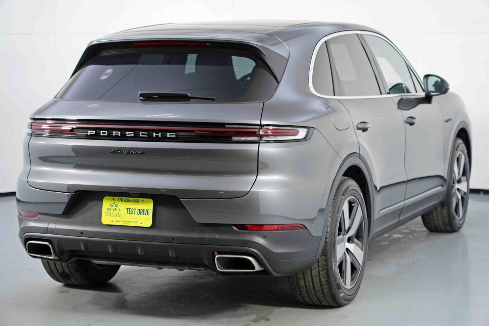 Used 2024 Porsche Cayenne w/ Technology Package image 57