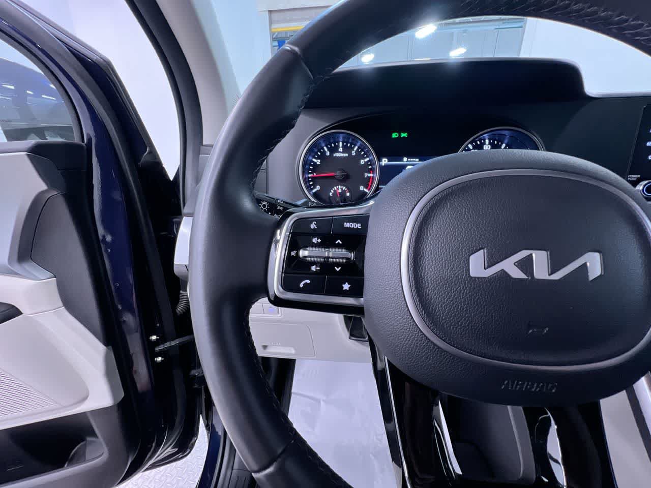 Used 2024 Kia Carnival LX FWD image 20