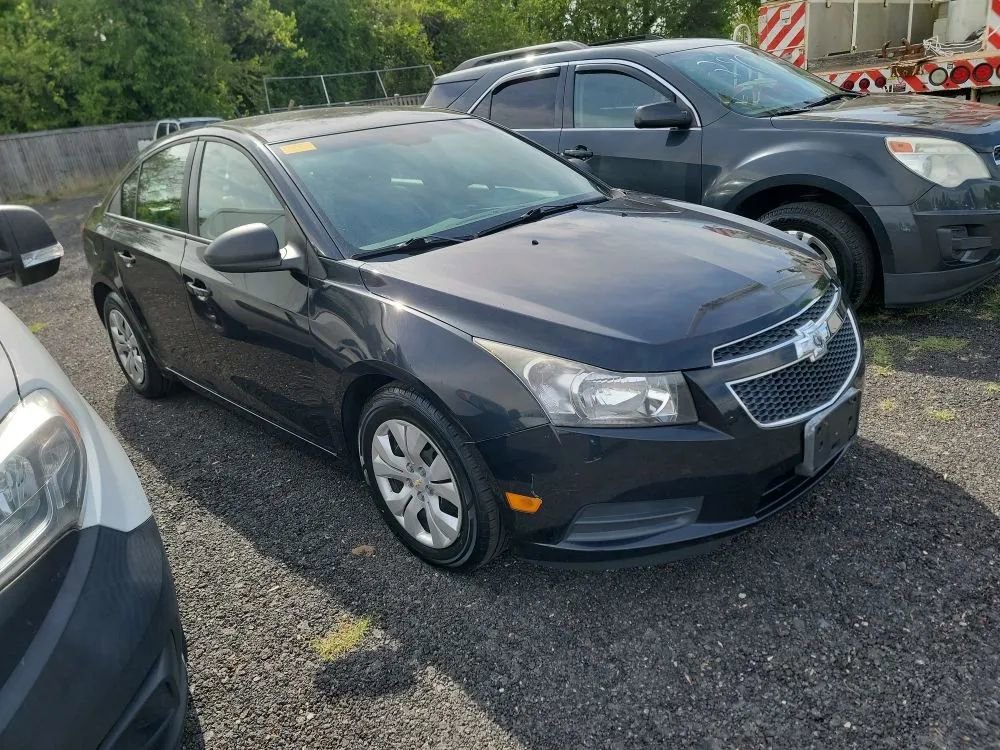 Used 2014 Chevrolet Cruze LS FWD image 2