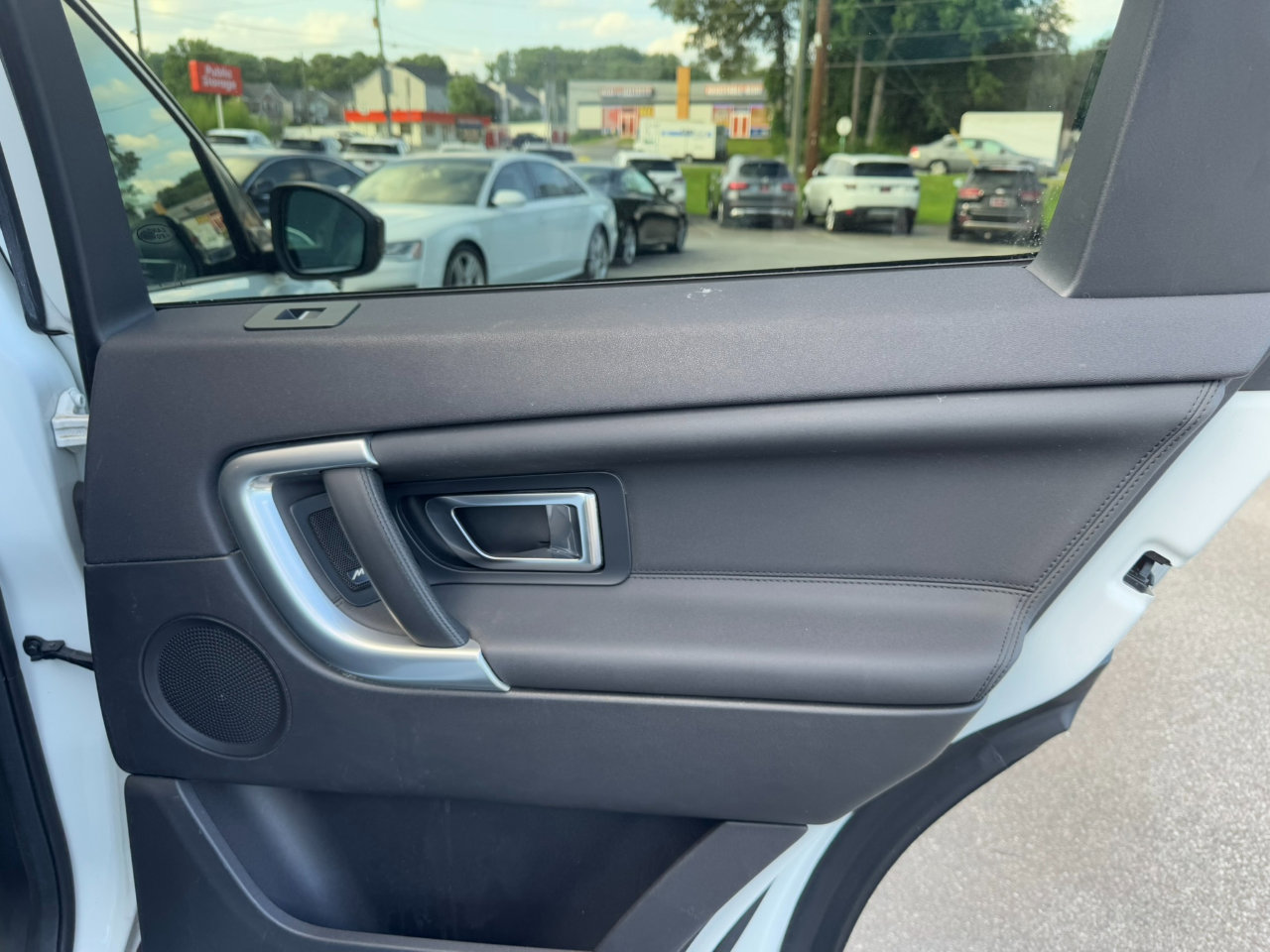 Used 2018 Land Rover Discovery Sport HSE image 26