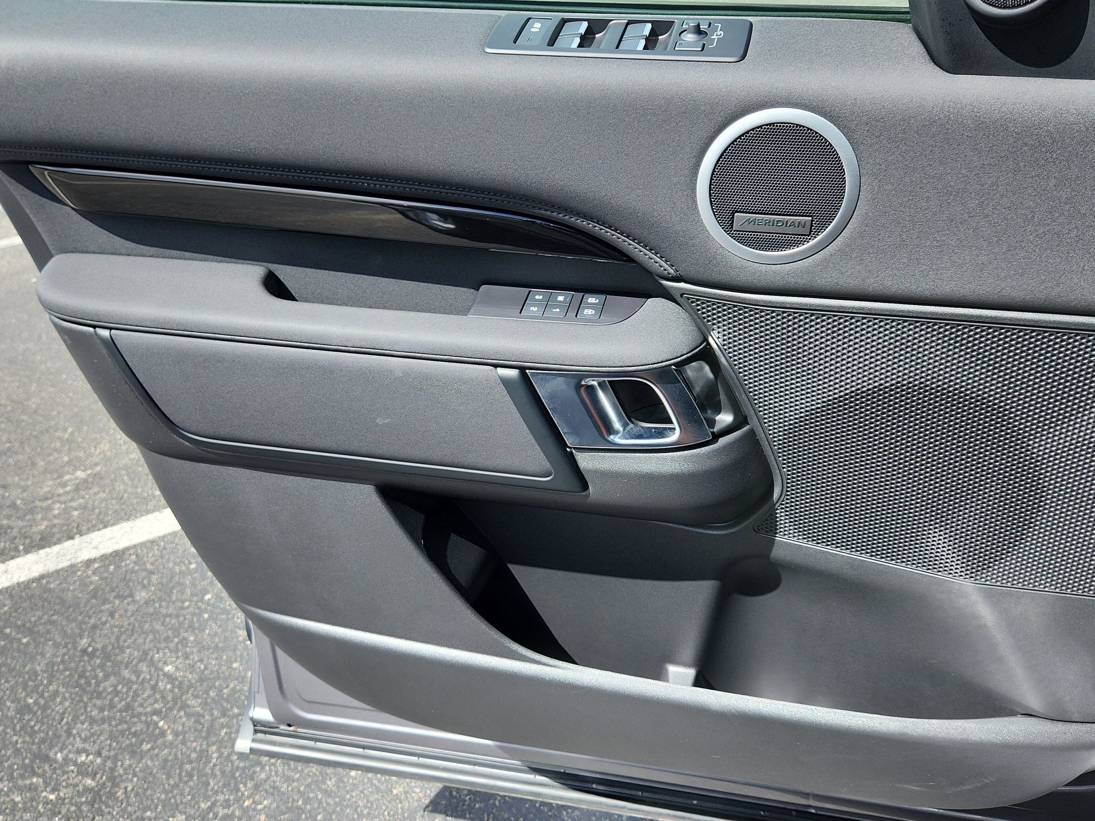 Certified 2025 Land Rover Discovery S image 21