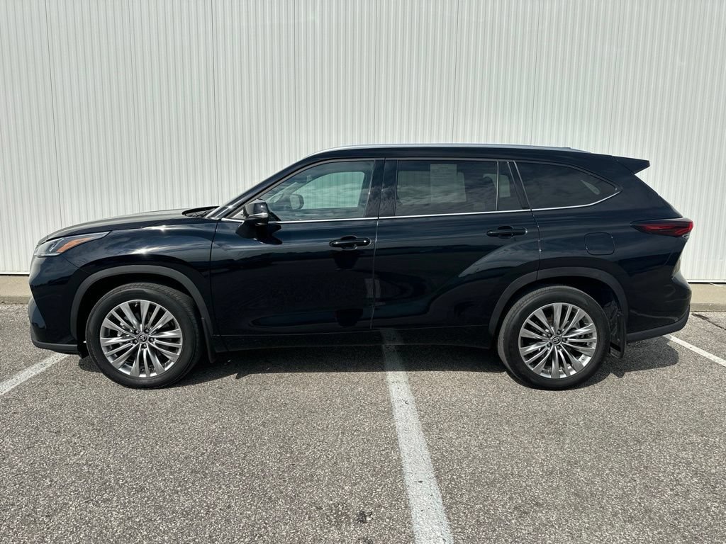 Used 2024 Toyota Highlander Platinum AWD/4WD image 3