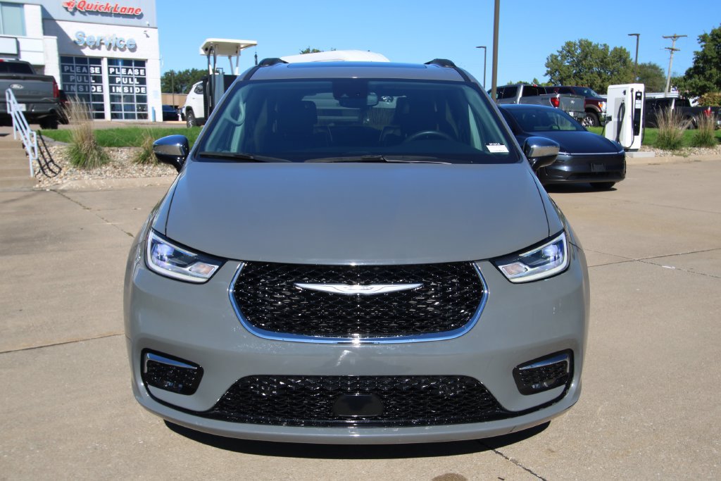 Used 2023 Chrysler Pacifica Limited w/ Uconnect Theater Family Group AWD/4WD image 2