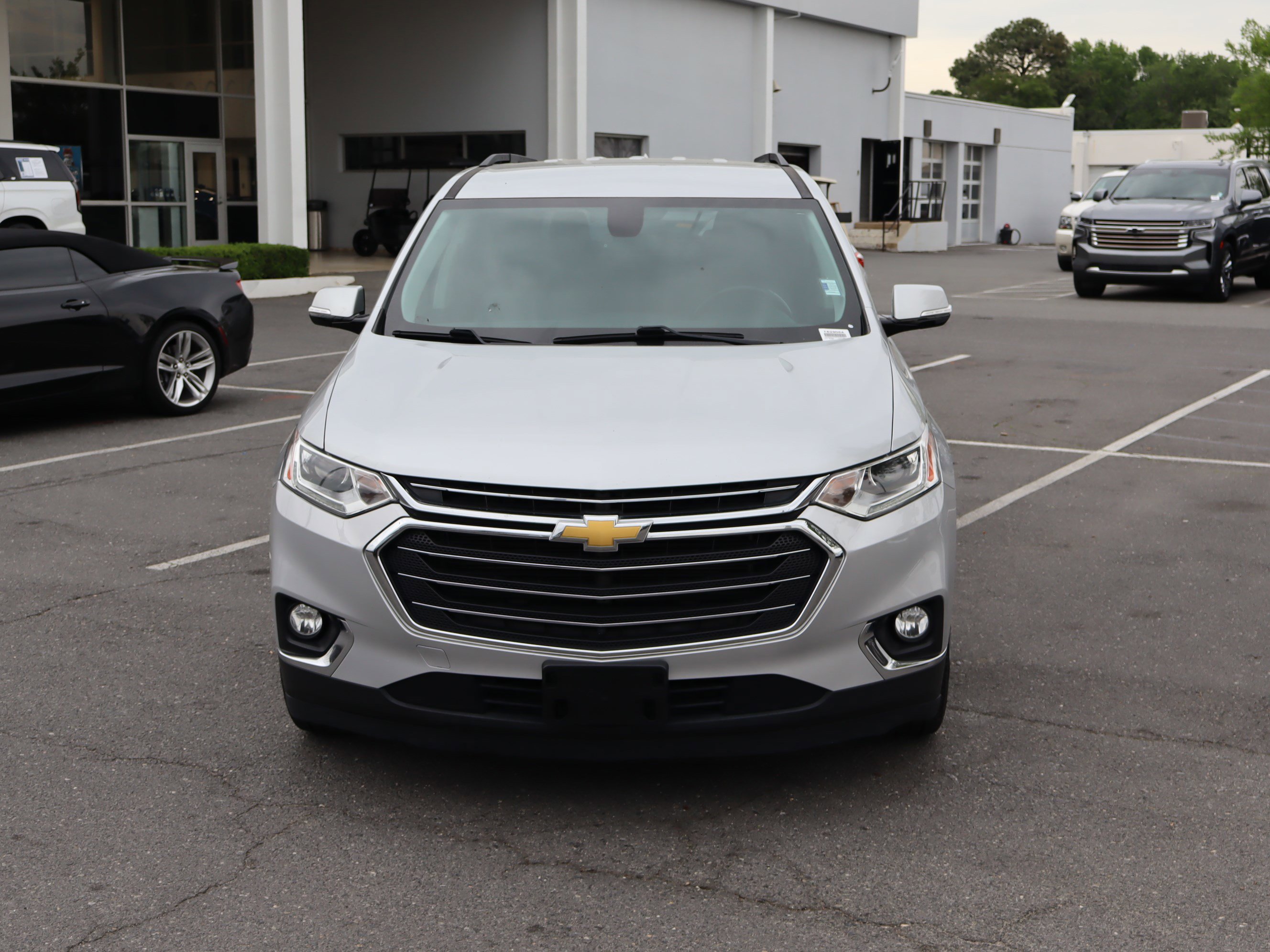 Used 2019 Chevrolet Traverse LT w/ LT Premium Package FWD image 3