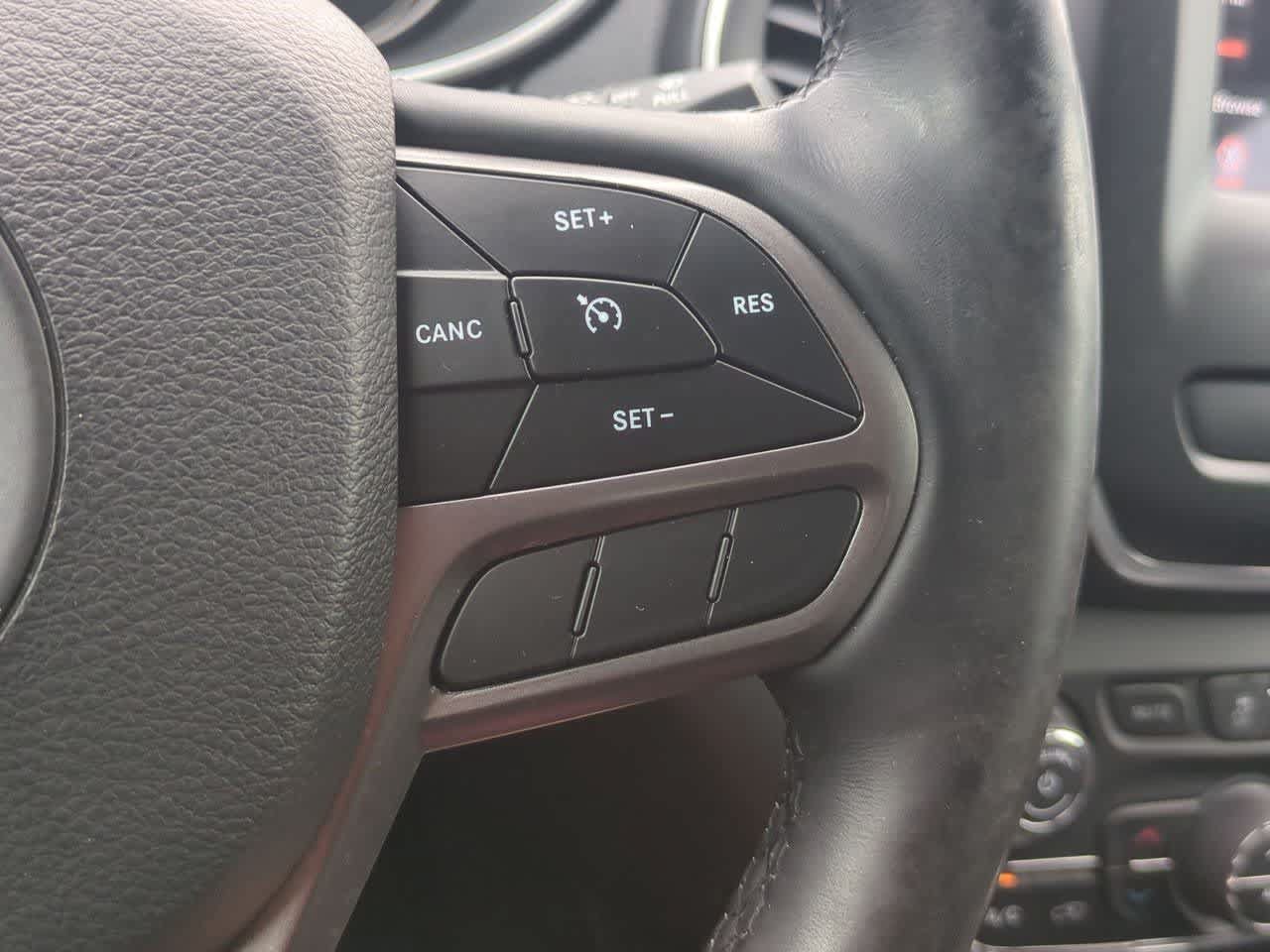 Used 2020 Jeep Cherokee Latitude Lux w/ Comfort/Convenience Group AWD/4WD image 23