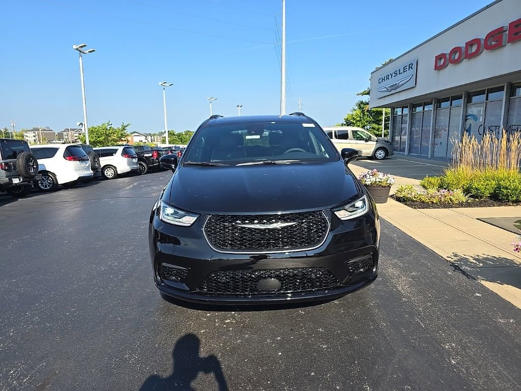 New 2026 Chrysler Pacifica Limited w/ S Appearance Package image 2