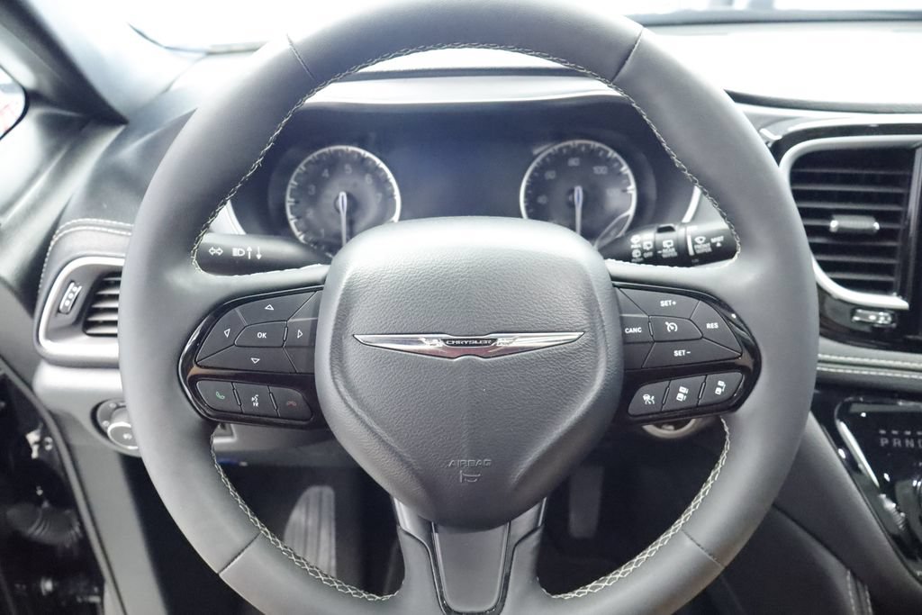 Certified 2025 Chrysler Pacifica Limited FWD image 19