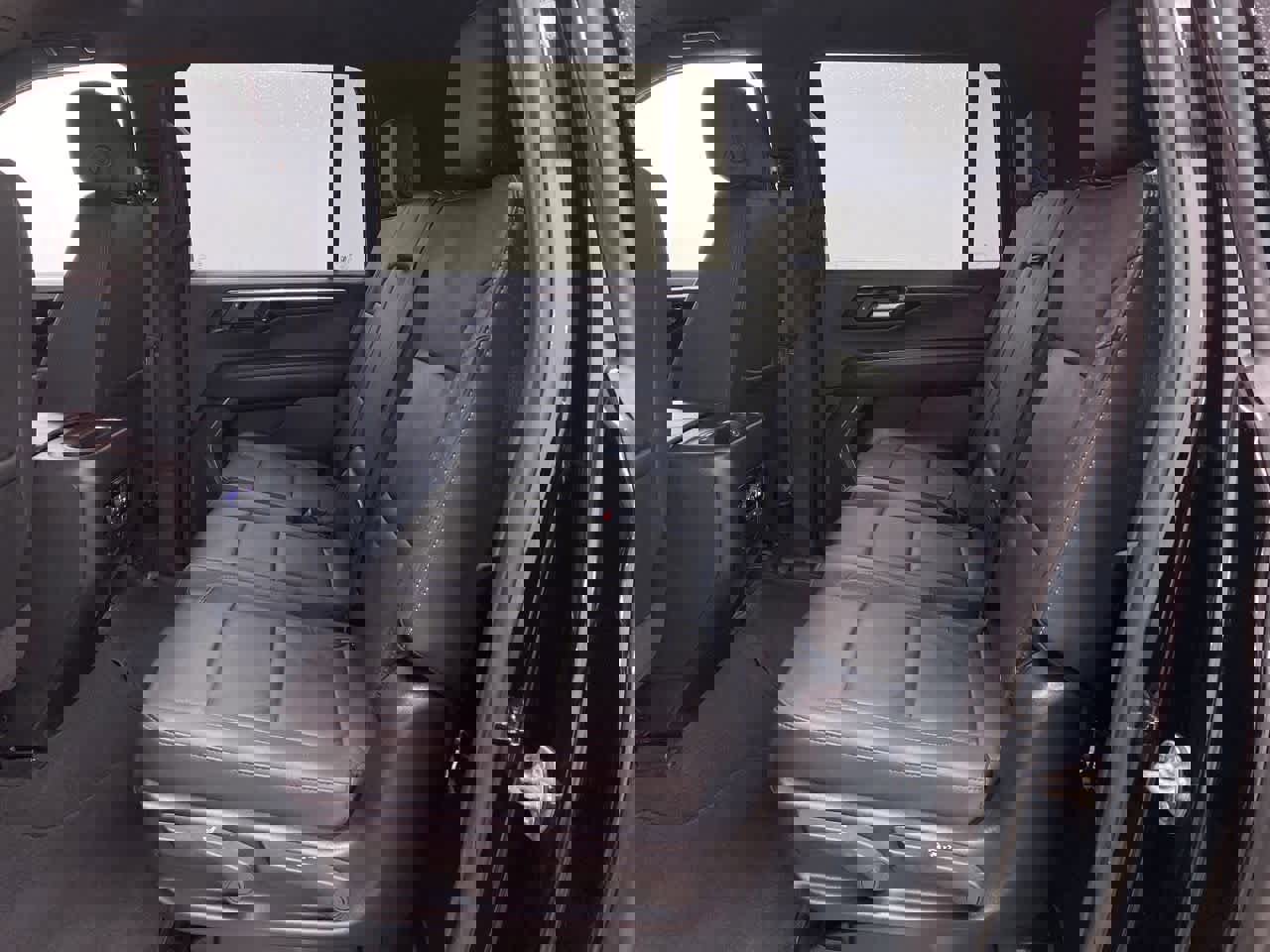 Used 2025 Chevrolet Suburban Z71 image 17