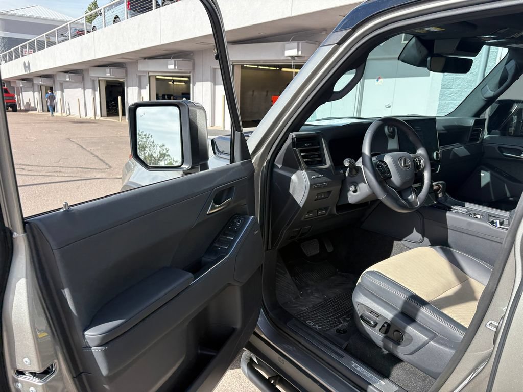 Used 2025 Lexus GX 550 w/ Accessory Package (CT) AWD/4WD image 17