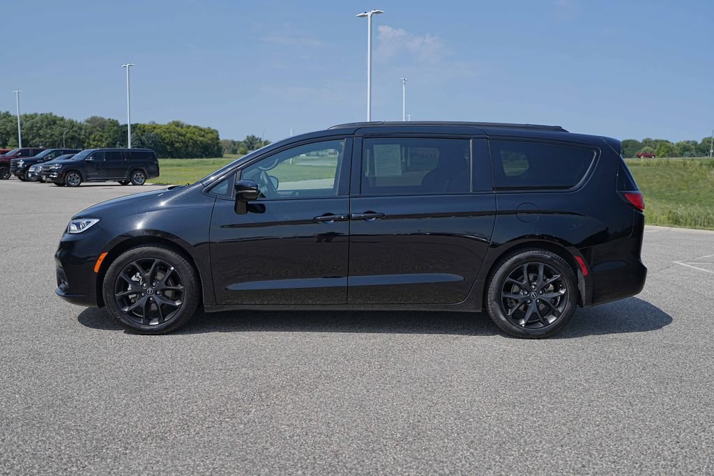 Used 2025 Chrysler Pacifica Limited FWD image 10