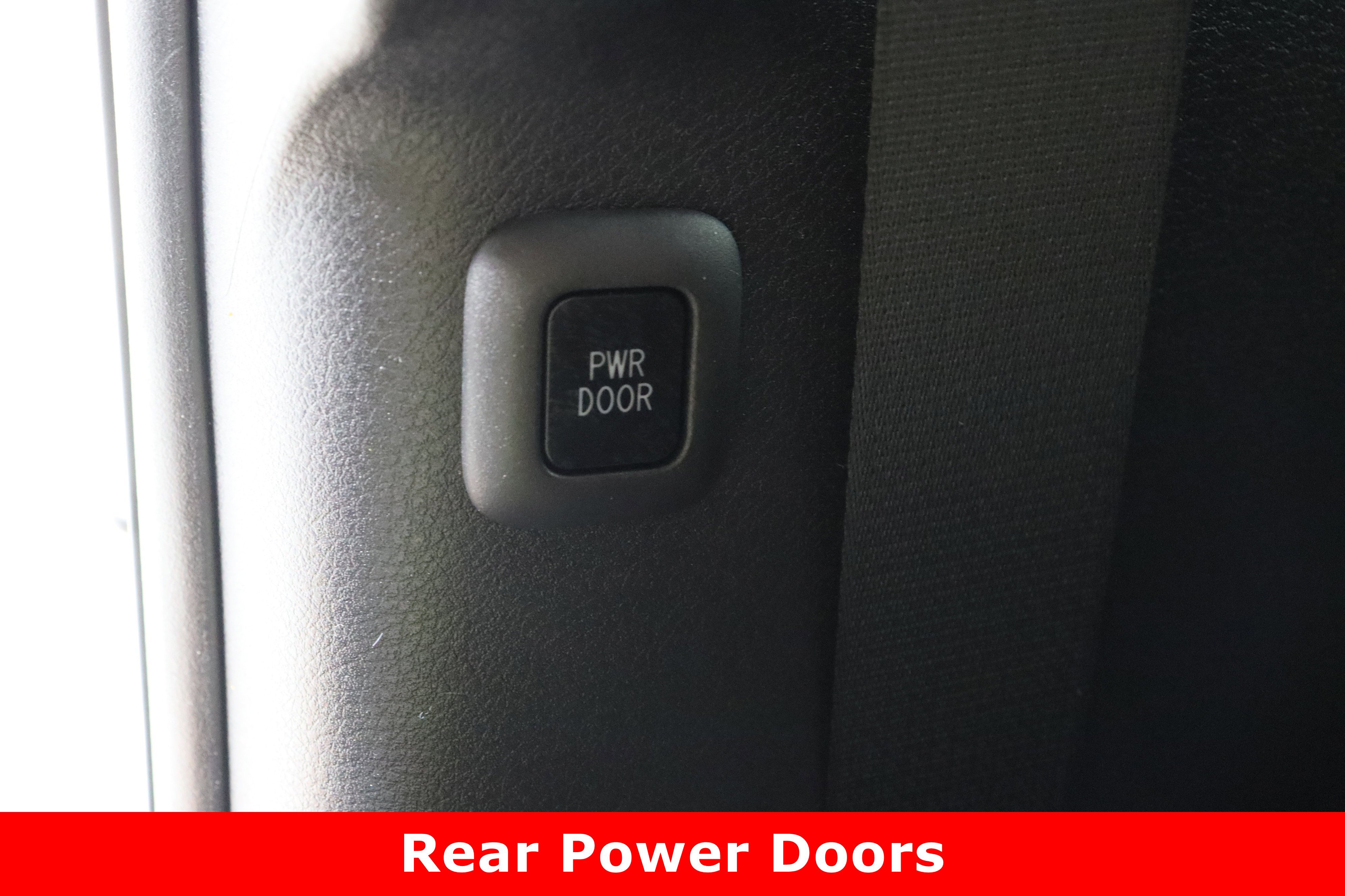 Used 2025 Toyota Sienna XLE Woodland Edition image 31