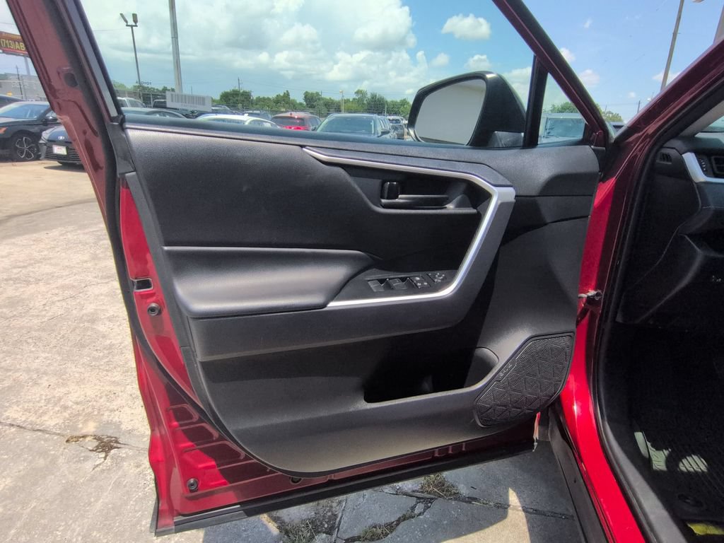 Used 2025 Toyota RAV4 LE AWD/4WD image 11