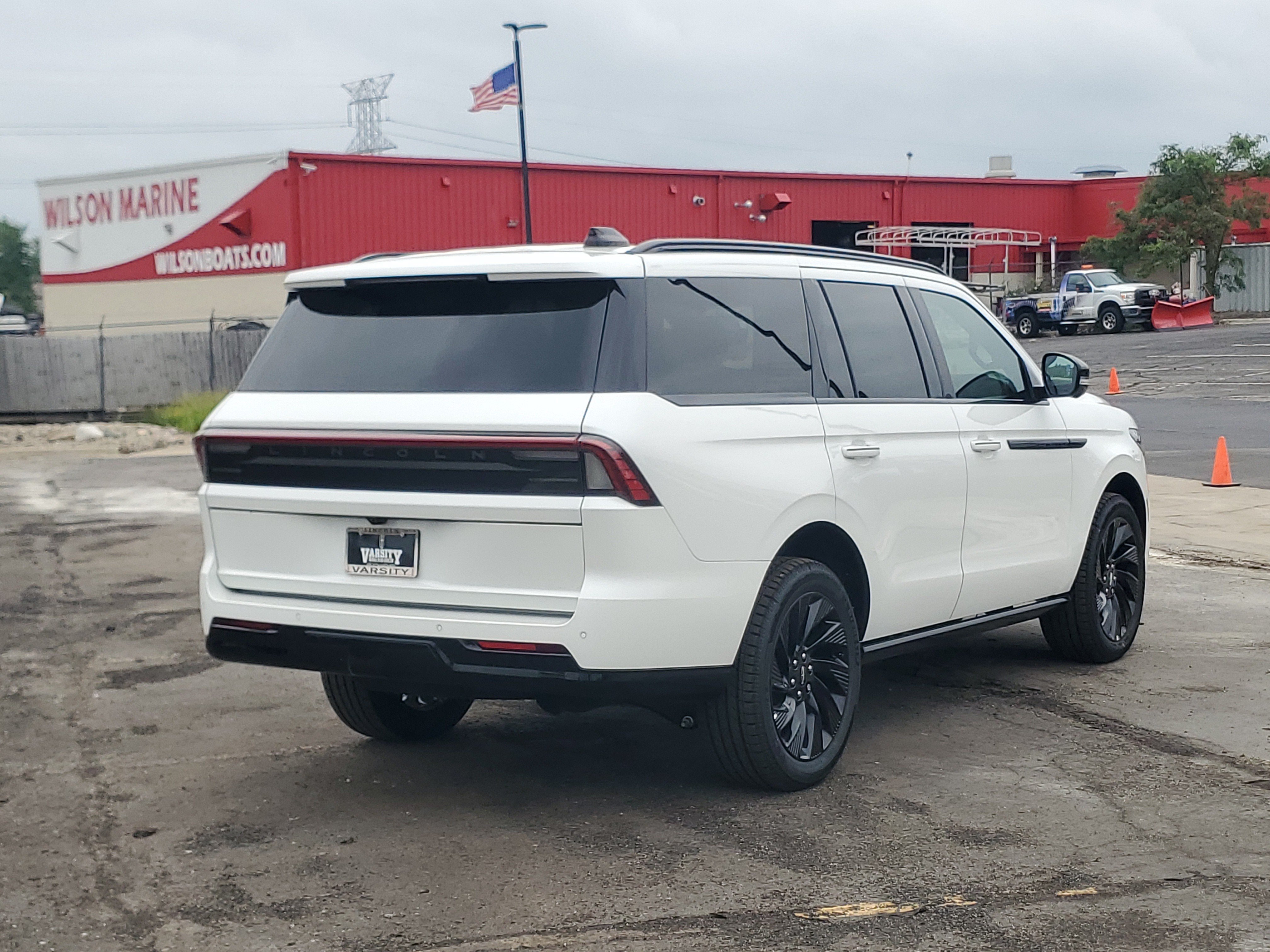 New 2026 Lincoln Navigator Reserve w/ Jet Appearance Package AWD/4WD image 4