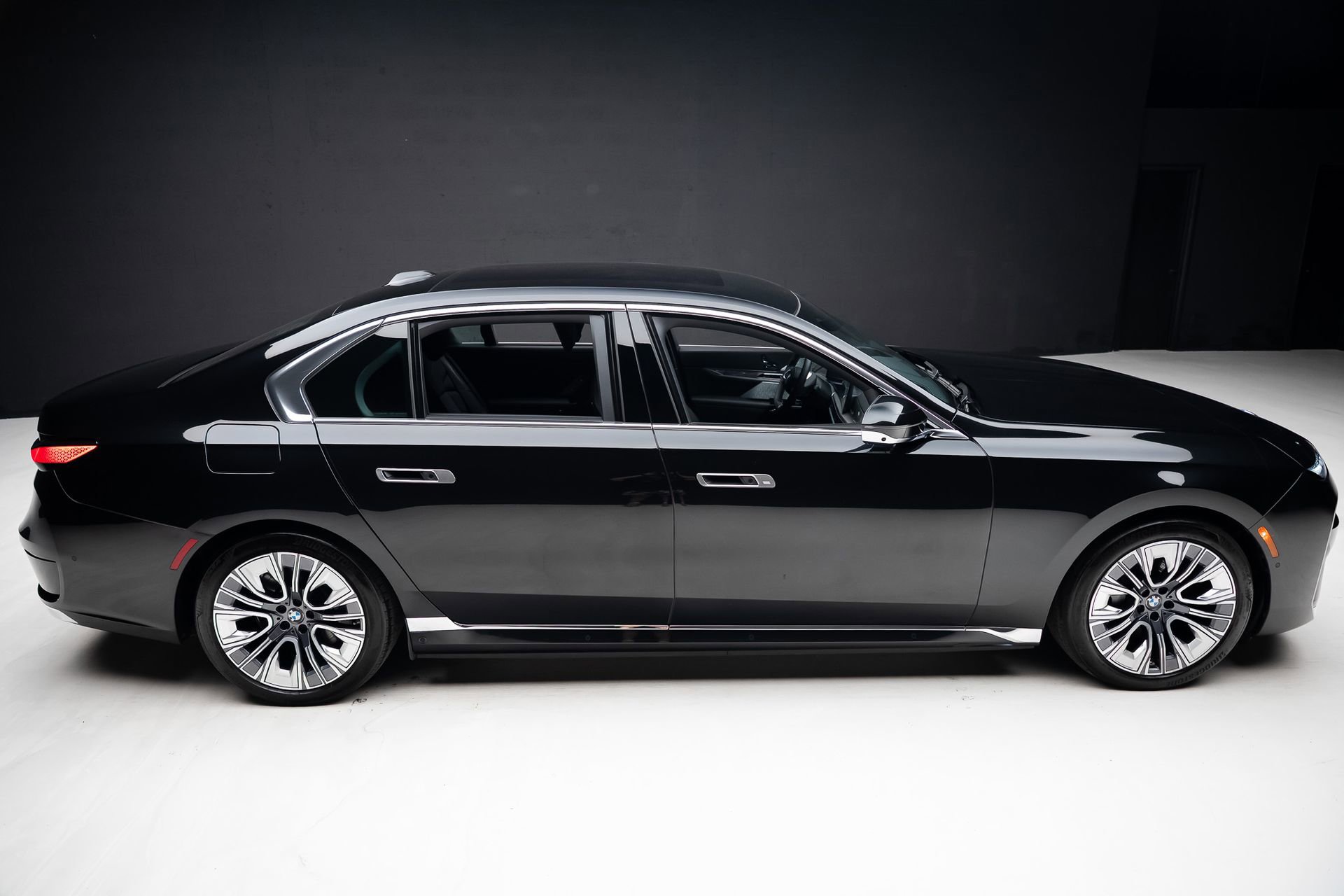 Used 2024 BMW i7 xDrive60 w/ Executive Package image 35