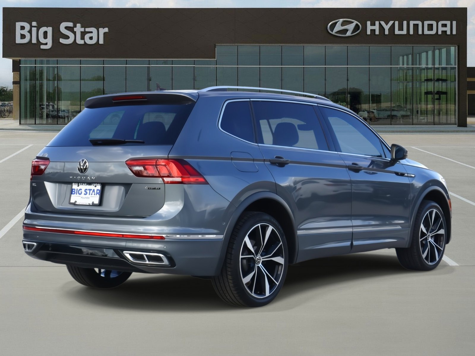 Used 2022 Volkswagen Tiguan SEL R-Line image 4