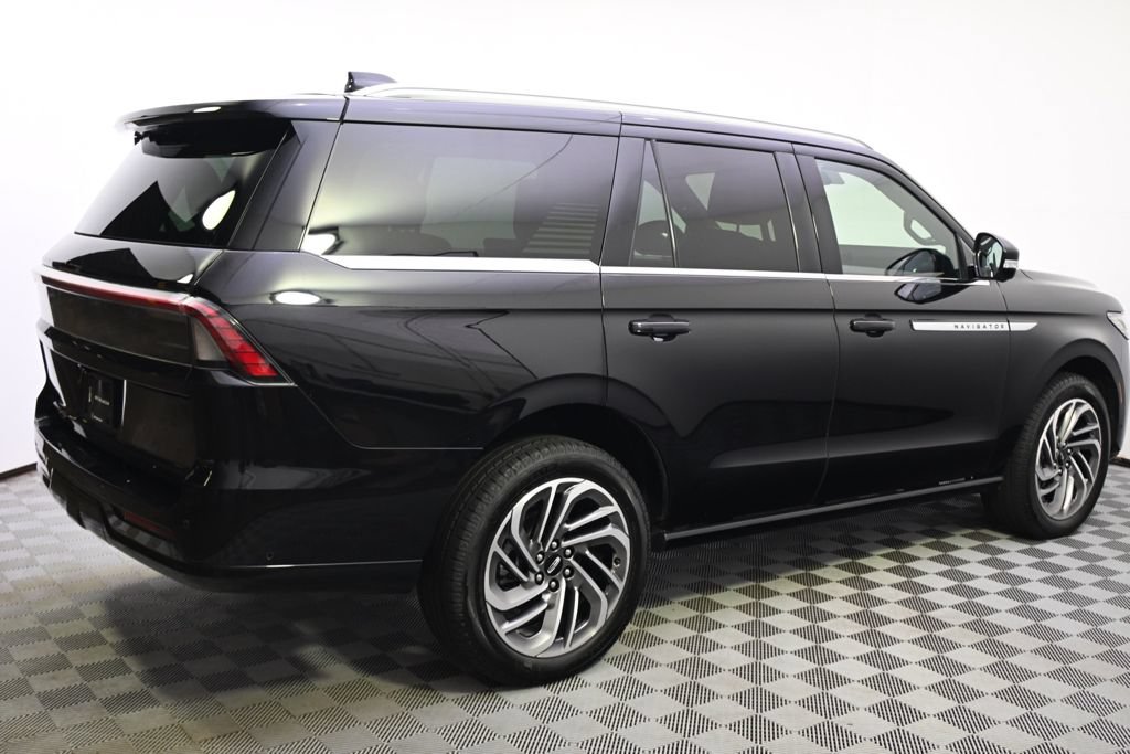 Used 2025 Lincoln Navigator Reserve AWD/4WD image 7