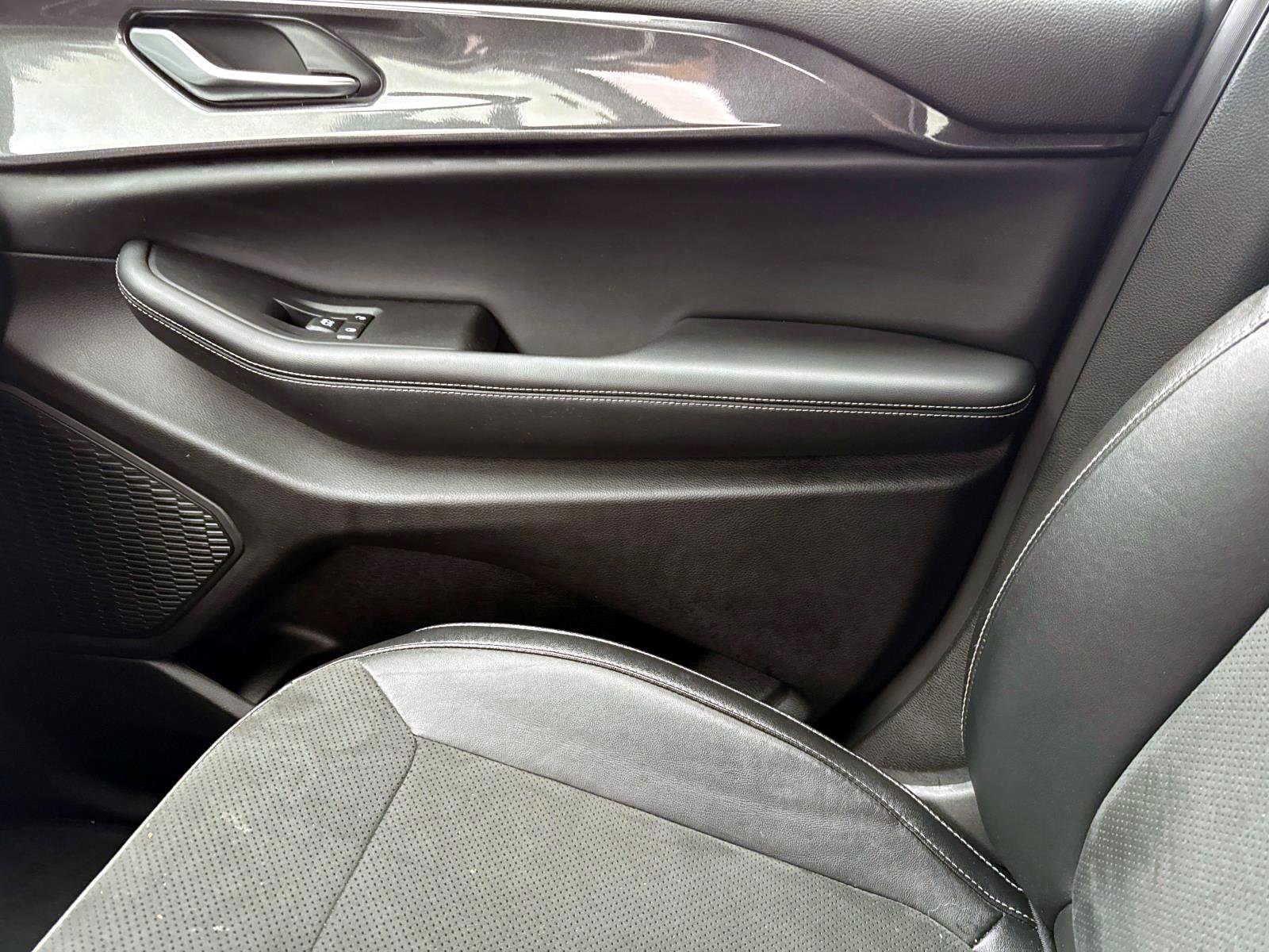 Used 2023 Jeep Grand Cherokee L Laredo image 17