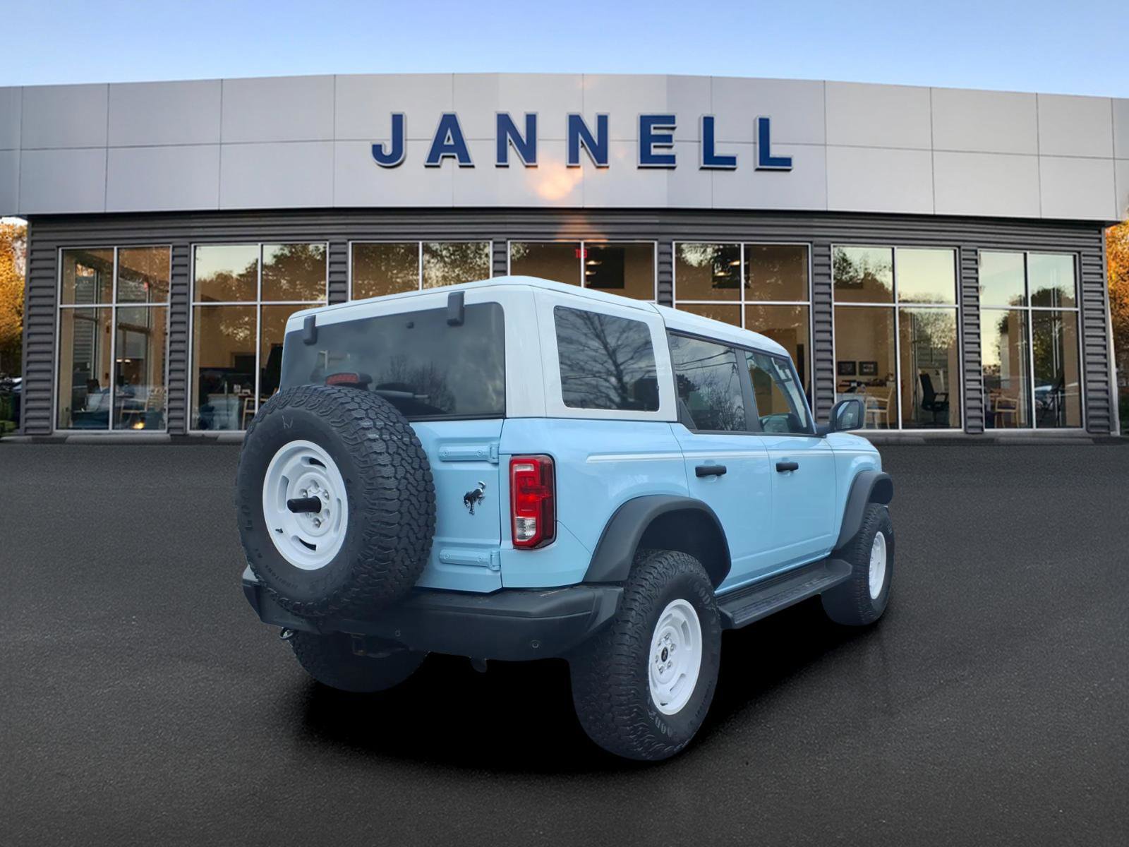 Used 2025 Ford Bronco Heritage Edition AWD/4WD image 5