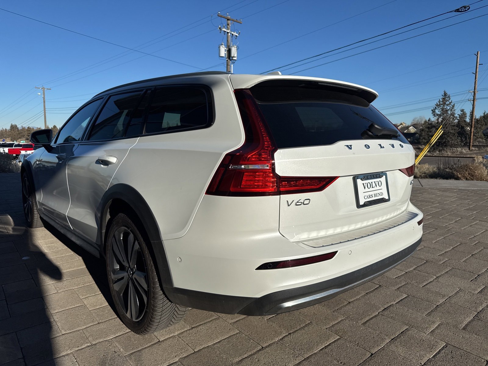 Used 2024 Volvo V60 B5 Cross Country Plus image 3