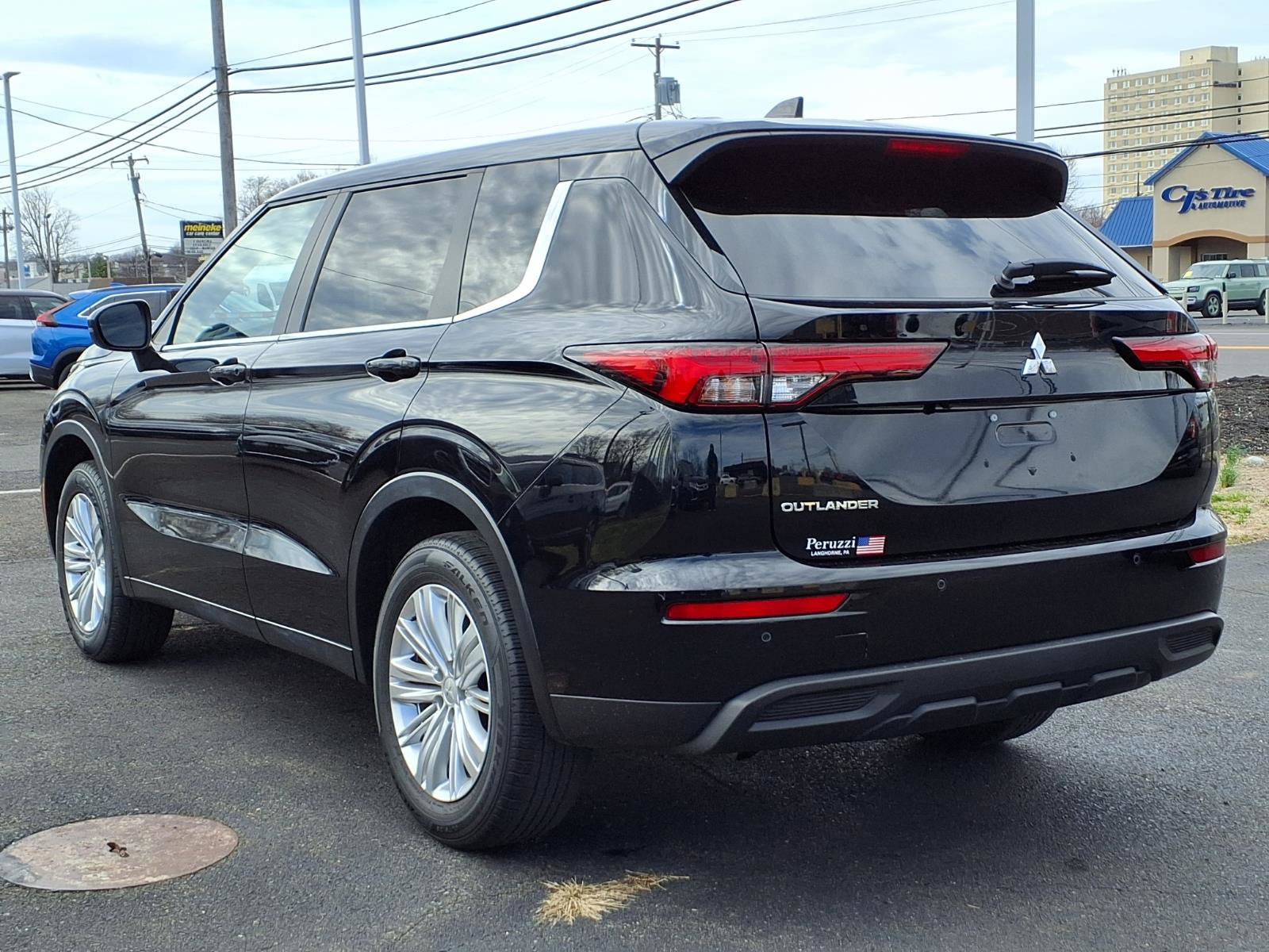 Used 2024 Mitsubishi Outlander ES image 6