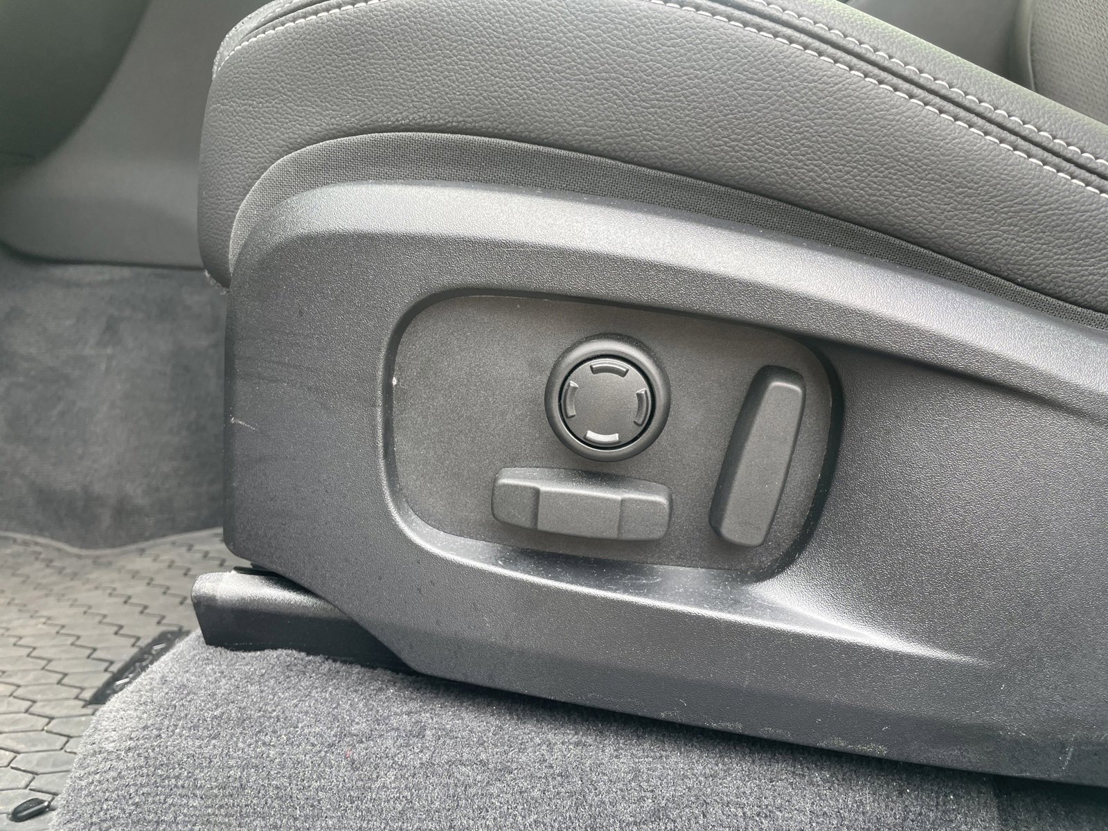 Certified 2024 Jaguar F-PACE R-Dynamic S image 12