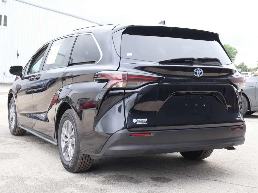 Used 2024 Toyota Sienna LE FWD image 3