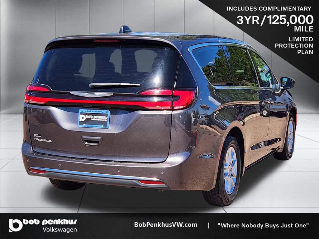 Used 2023 Chrysler Pacifica Touring-L FWD image 25