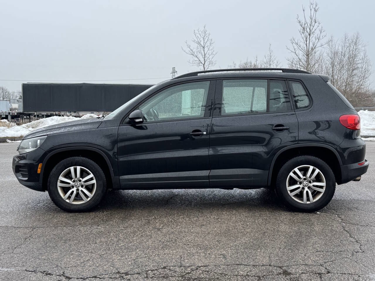 Used 2017 Volkswagen Tiguan S image 3