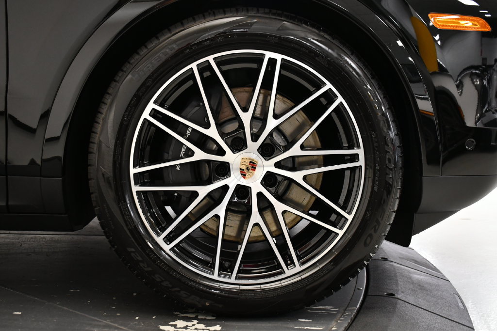 Certified 2025 Porsche Cayenne E-Hybrid Coupe AWD/4WD image 20