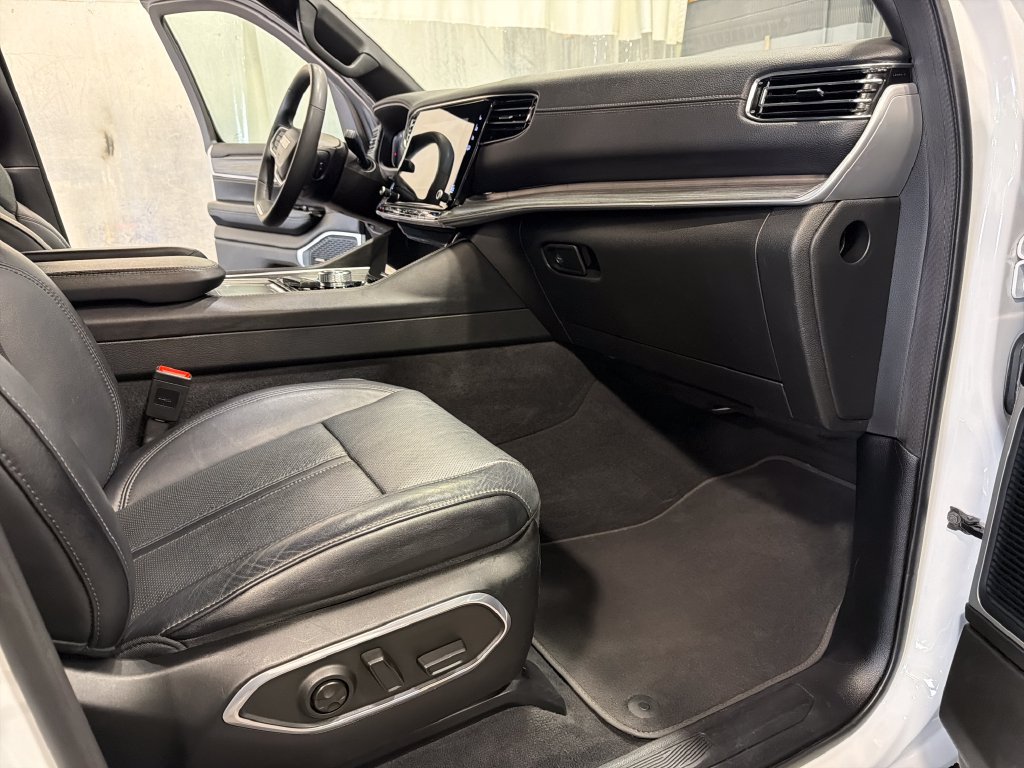 Used 2024 Jeep Wagoneer L Series II w/ Flexible Seating Group AWD/4WD image 23