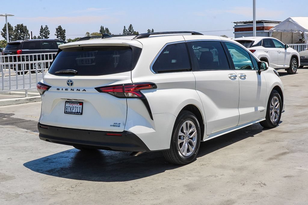 Used 2021 Toyota Sienna XLE w/ XLE Plus Package FWD image 9