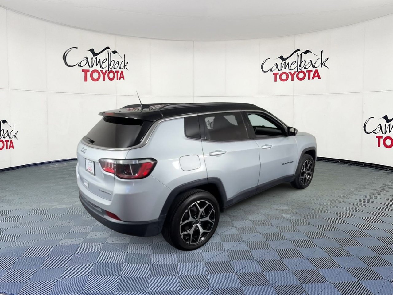 Used 2025 Jeep Compass Limited AWD/4WD image 2