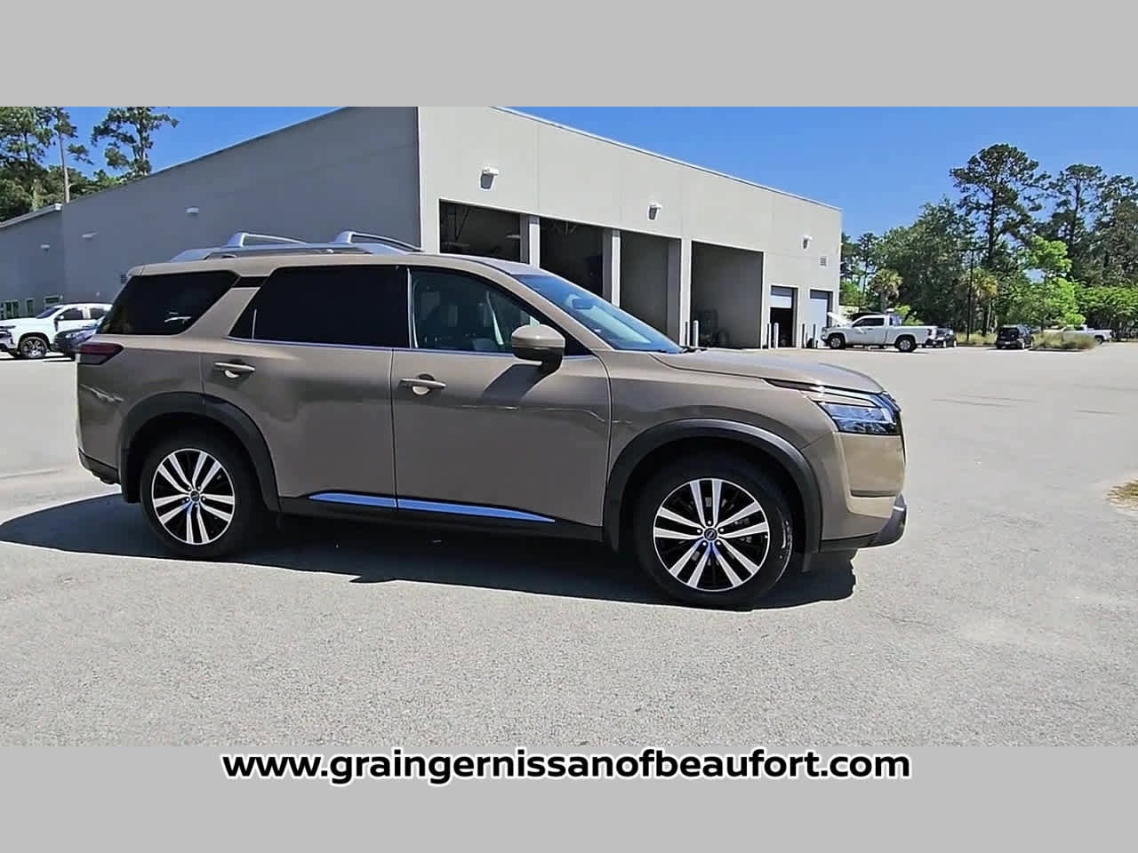 Used 2023 Nissan Pathfinder Platinum w/ Black Appearance Package image 33