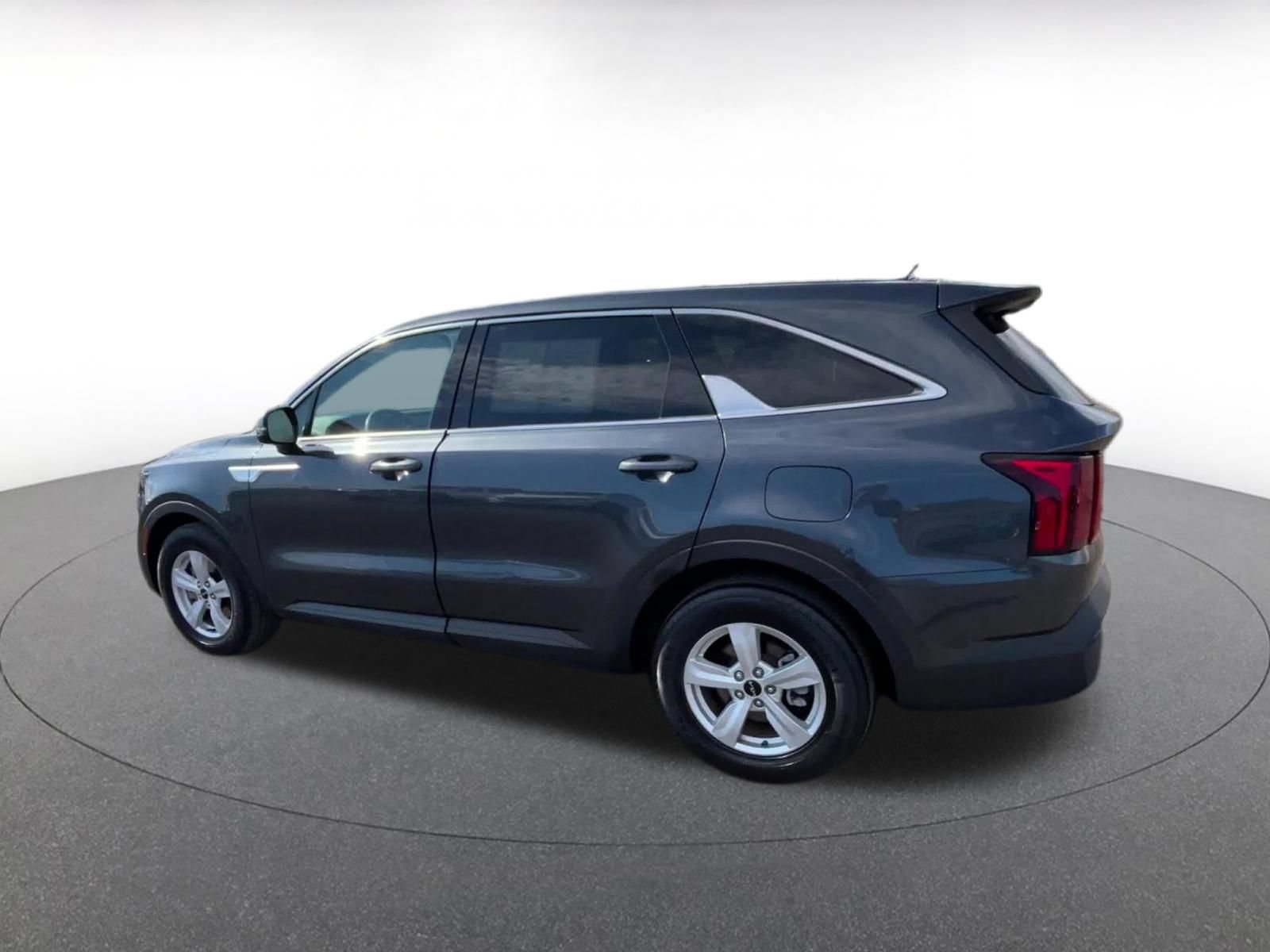 Used 2023 Kia Sorento LX FWD image 9